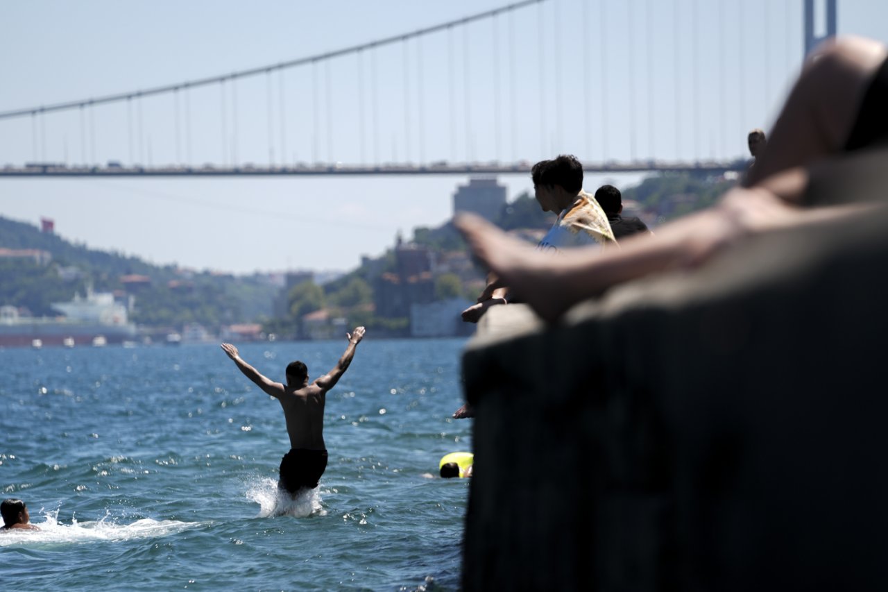 İstanbul’da termometreler 30 derece! Sıcaktan bunalan kendini sahile attı!