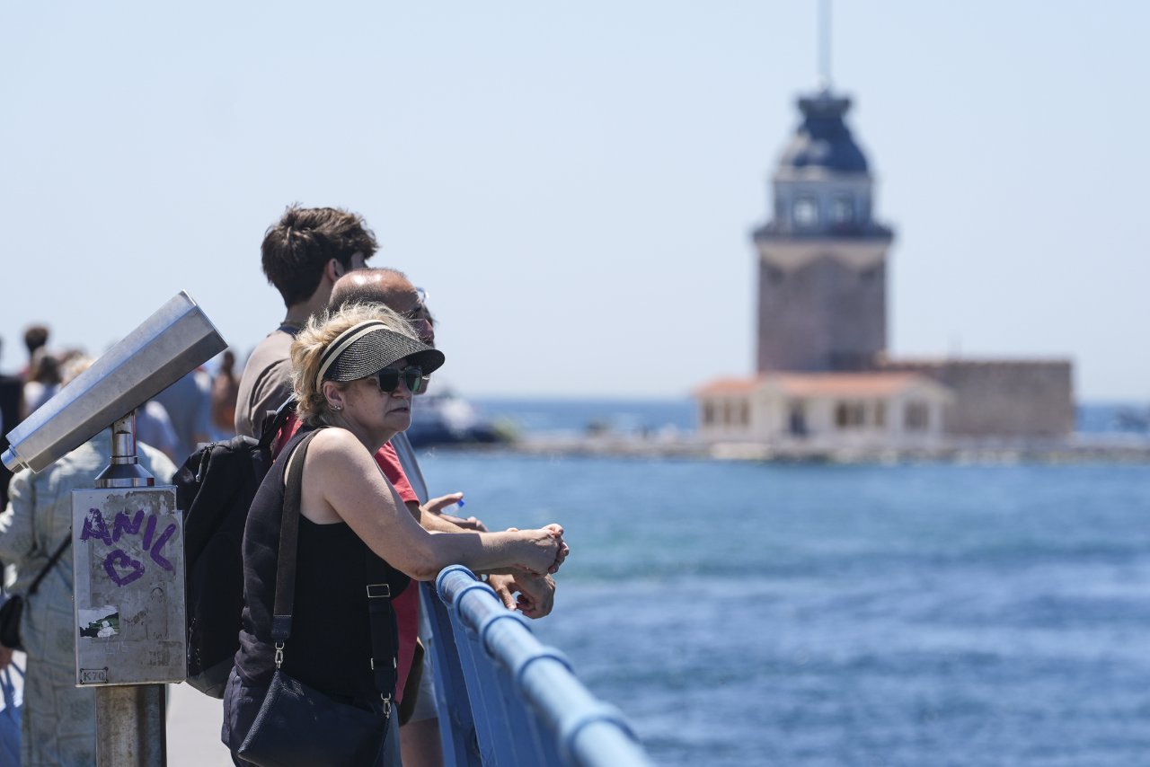 İstanbul’da termometreler 30 derece! Sıcaktan bunalan kendini sahile attı!