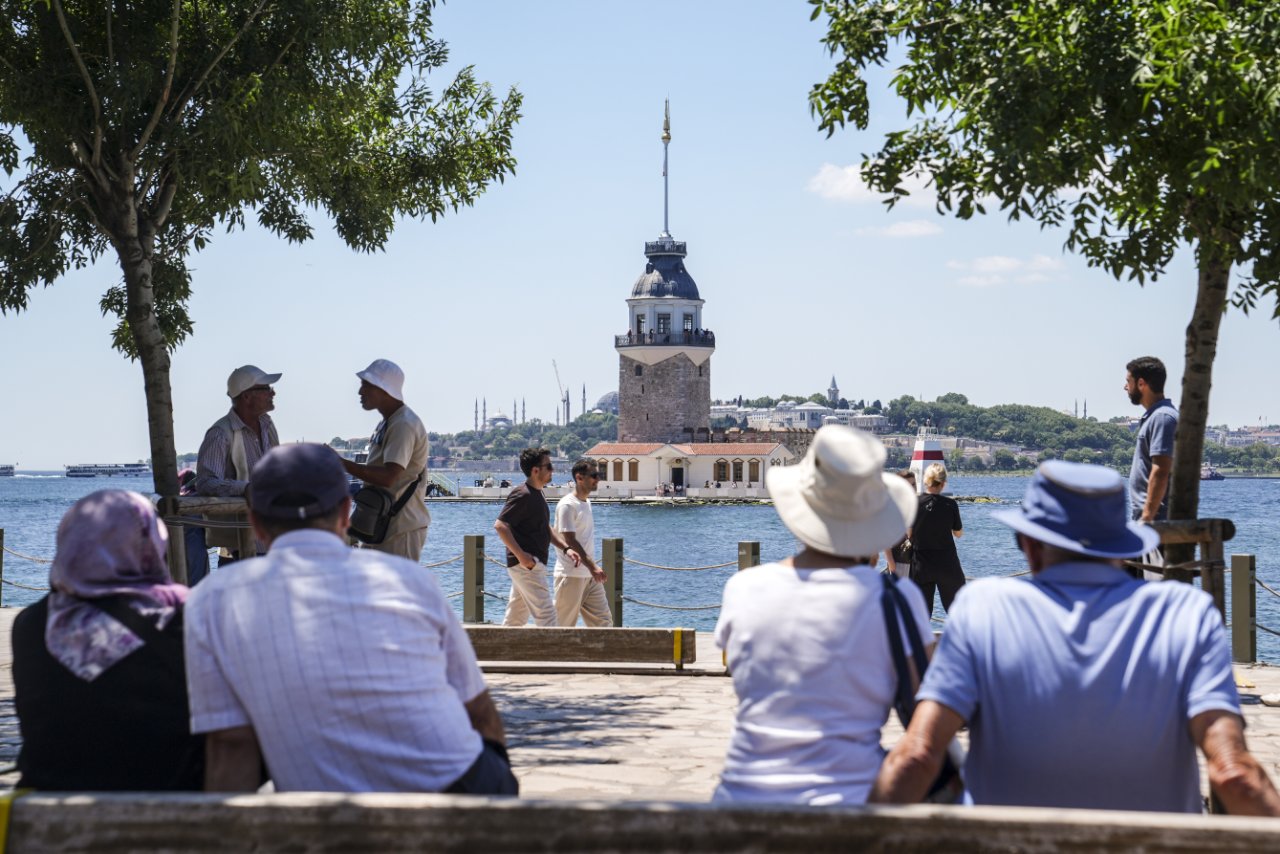 İstanbul’da termometreler 30 derece! Sıcaktan bunalan kendini sahile attı!