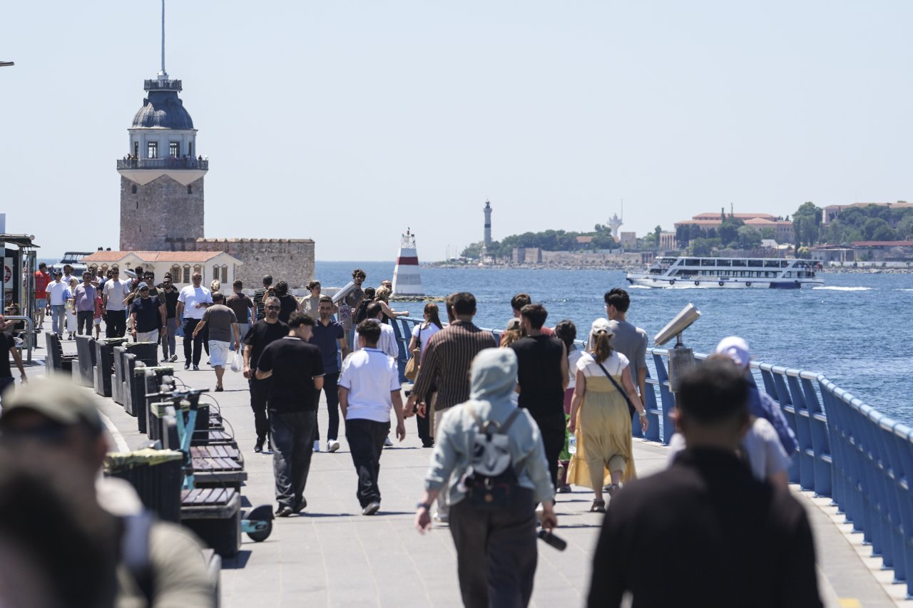 İstanbul’da termometreler 30 derece! Sıcaktan bunalan kendini sahile attı!