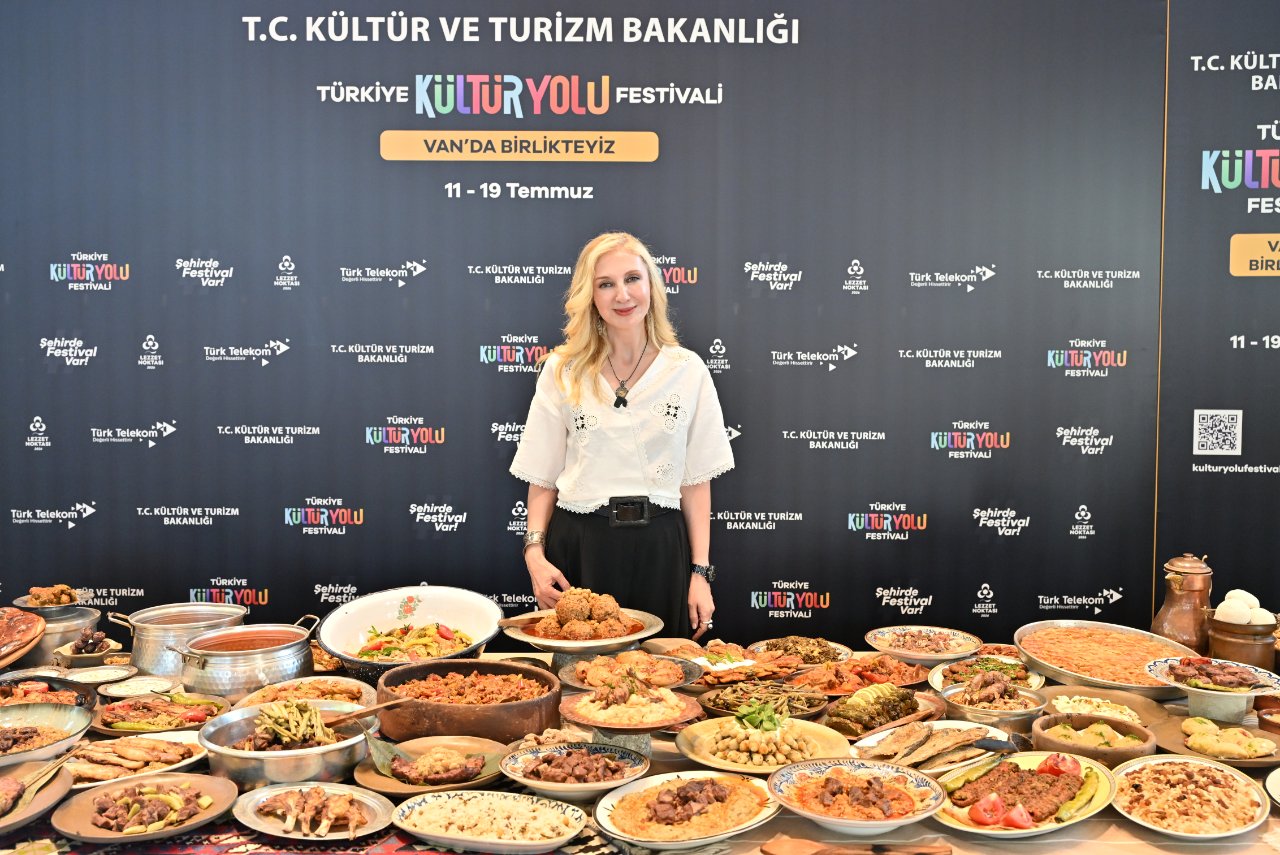 Van kahvaltısı, otlu peynir, inci kefali ve daha birçok lezzet festivalde yerini aldı