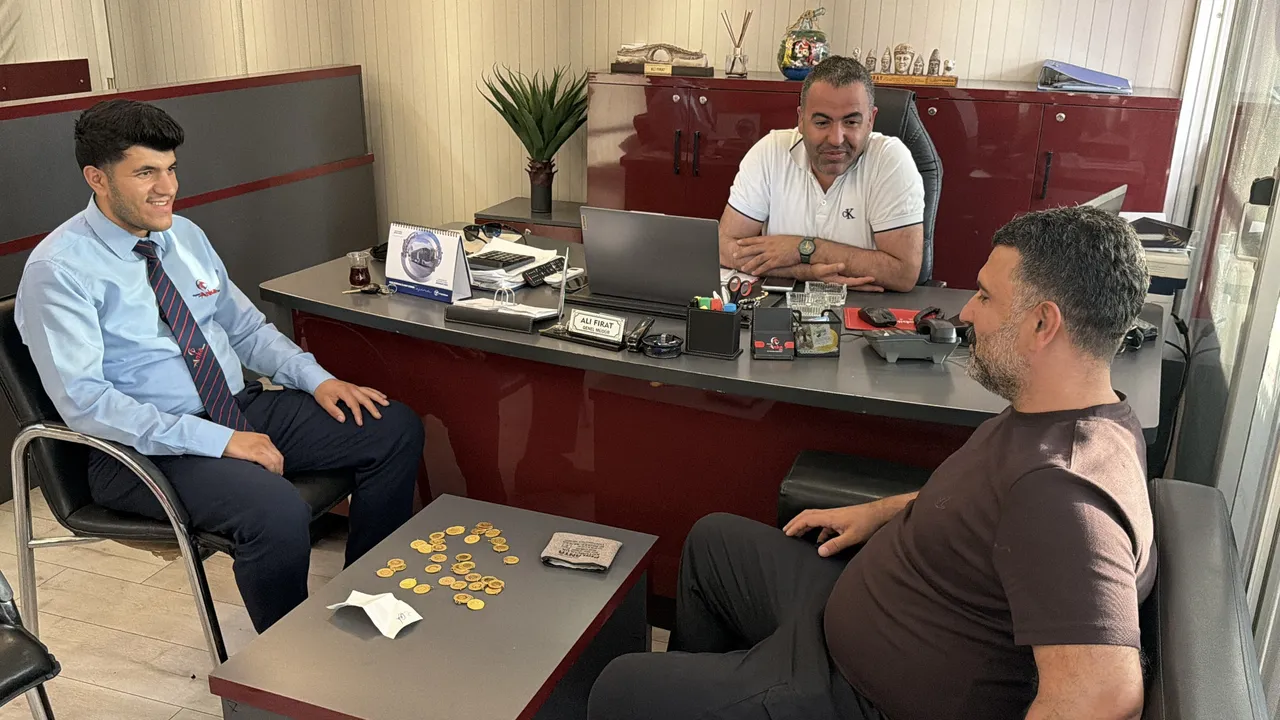 36 tam altını otobüste unuttu! Muavin büyük emaneti teslim etti