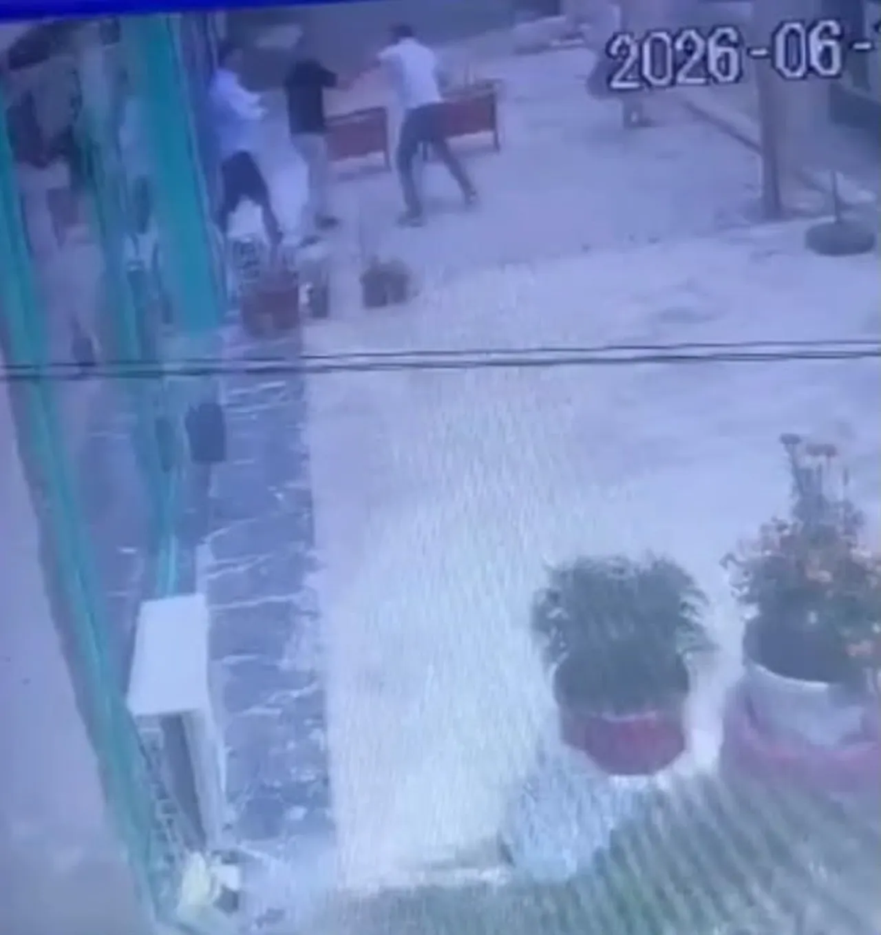 Akraba kavgası baba ve oğlu hayattan kopardı! Dehşet kamerada