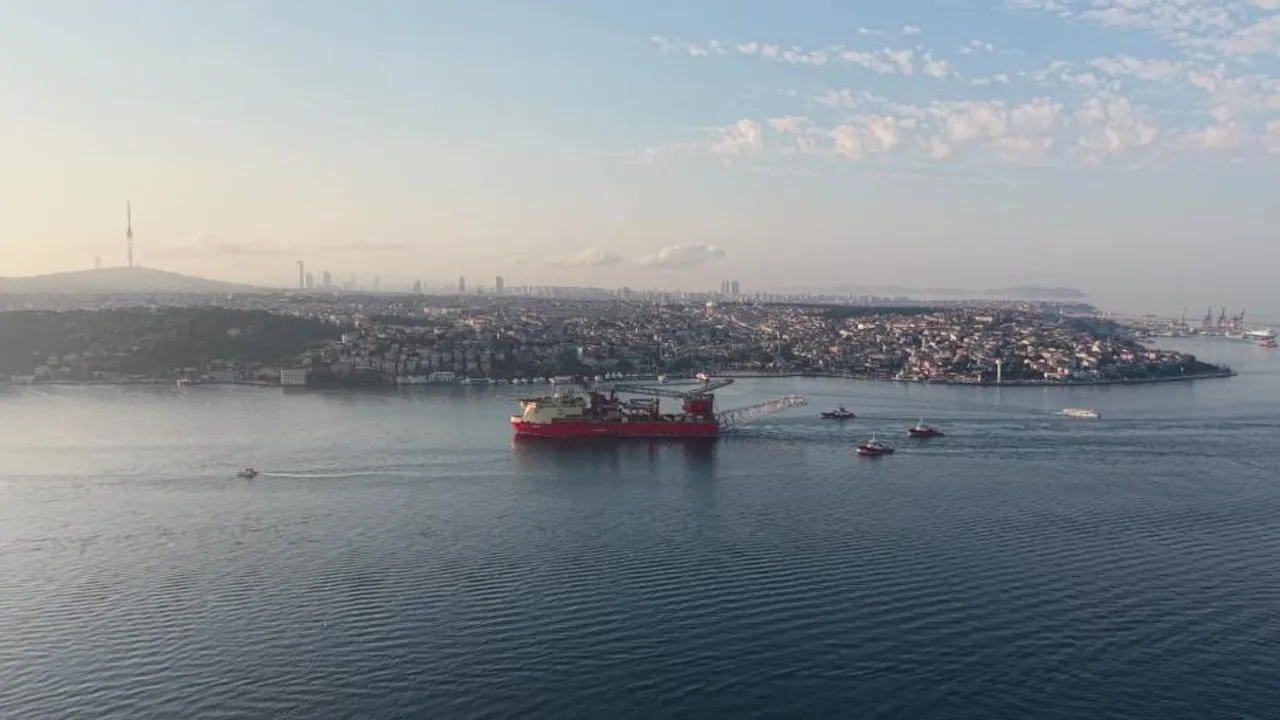 Boyu 215 metre! Boğaz hattı çift yönlü trafiğe kapatıldı