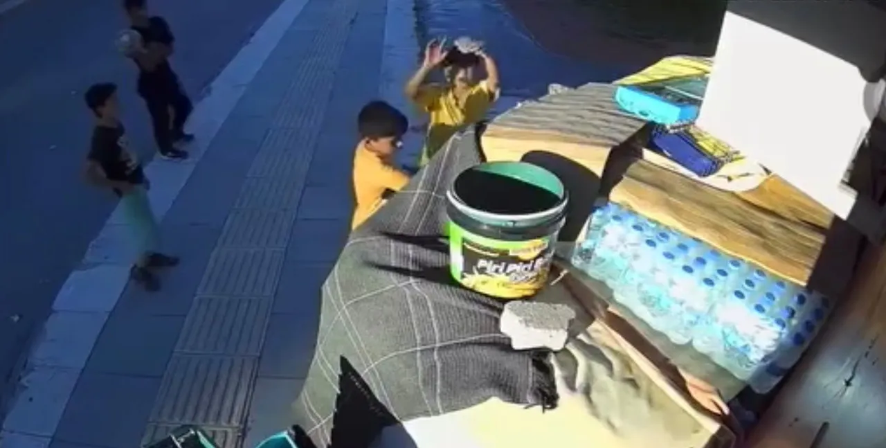 Çocuklardan kalp ısıtan davranış büfe kamerasında! Dükkan sahibi 5 kere izledi: Çok duygulandım