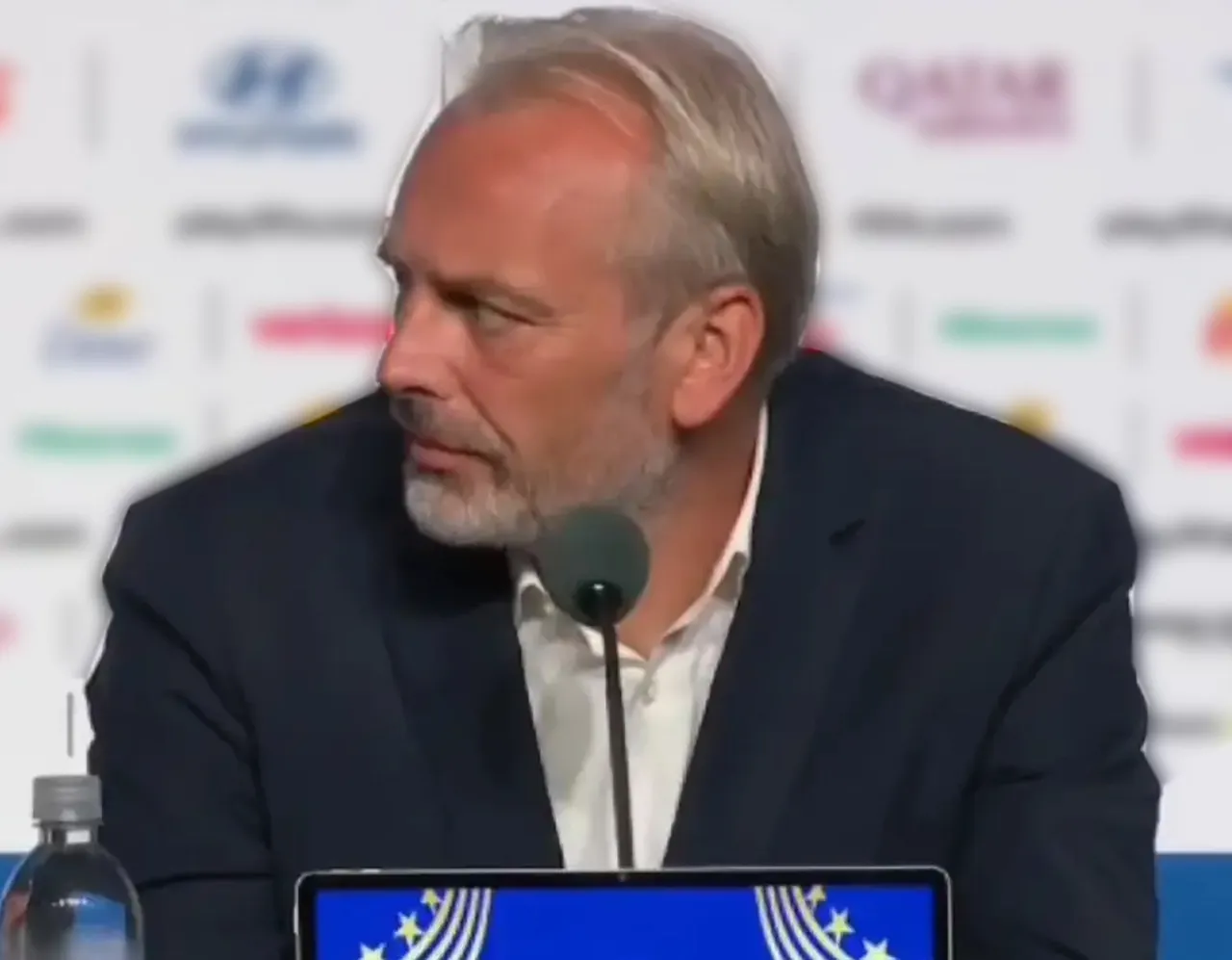 Sebastien Desabre'nin basın toplantısında acı haberi aldığı an