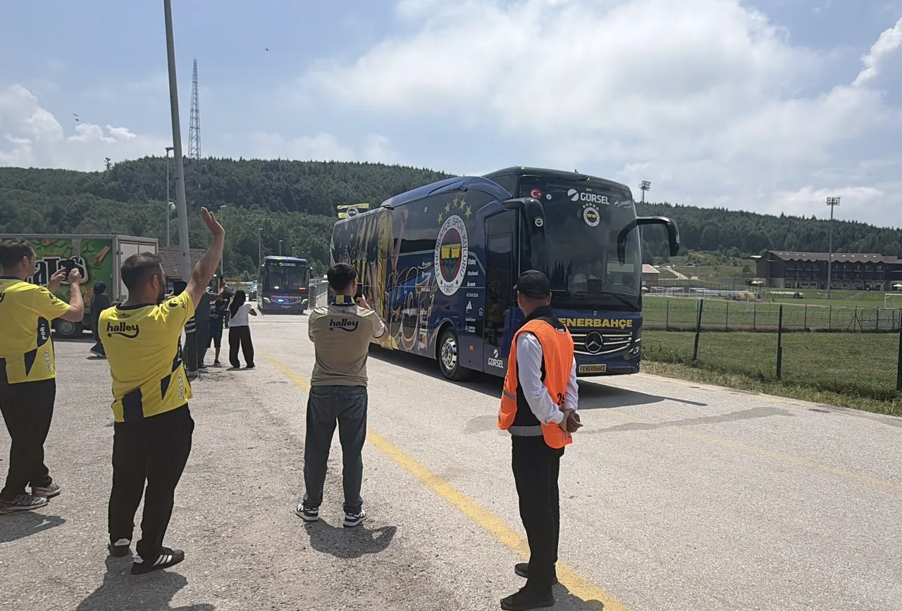 Fenerbahçe Futbol A Takımı'nı taşıyan otobüs