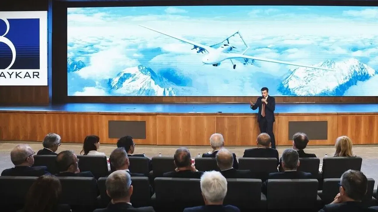 NATO heyetinin önünde Selçuk Bayraktar'dan KIZILELMA dersi! "30 yıla insanlı uçak kalmayacak"