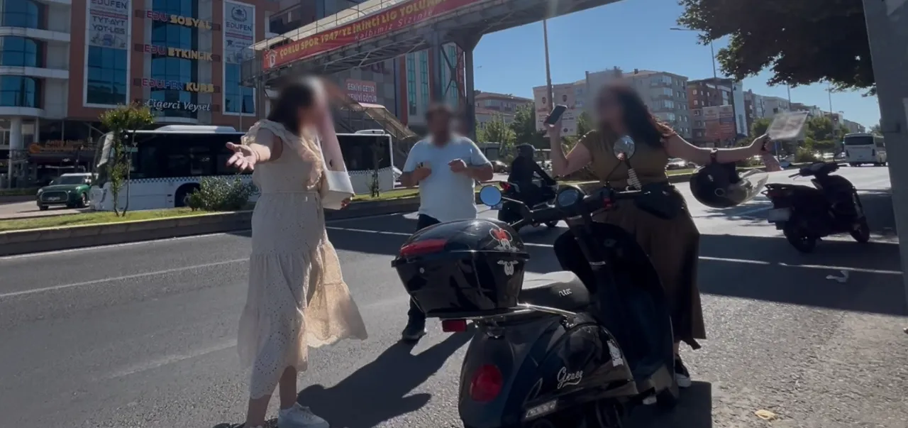 Otomobil ile motosiklet çarpıştı! Sürücüler arasında 'kim haklı' tartışması kamerada