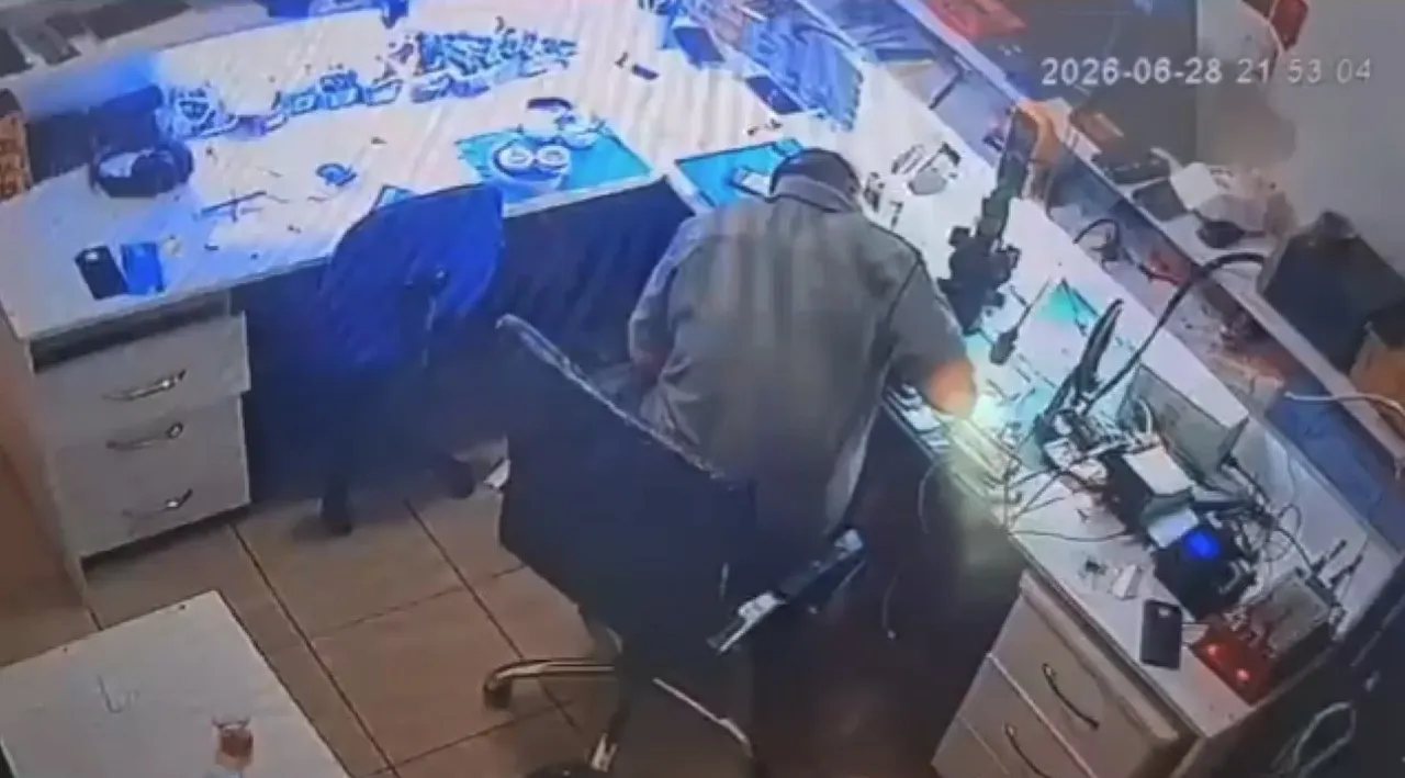 Saniyelerle faciadan döndü! Telefon tamircisinde korku dolu anlar! Batarya alev aldı, her yeri duman sardı