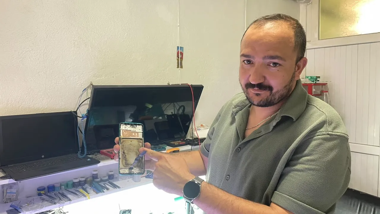 Saniyelerle faciadan döndü! Telefon tamircisinde korku dolu anlar! Batarya alev aldı, her yeri duman sardı