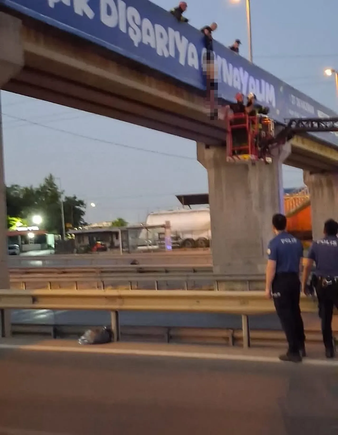 Üst geçitte asılı ceset buldular! Burası Gebze