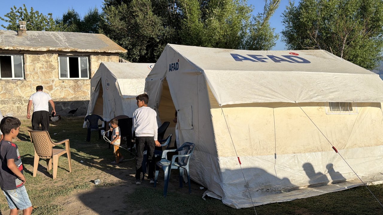 6 kilometre uzaktan fark etti! Bitlis'te tır sürücüsü 22 kişilik aileyi alevlerin arasından kurtardı