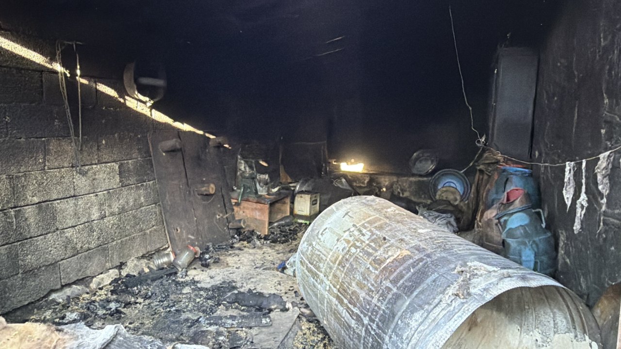 6 kilometre uzaktan fark etti! Bitlis'te tır sürücüsü 22 kişilik aileyi alevlerin arasından kurtardı