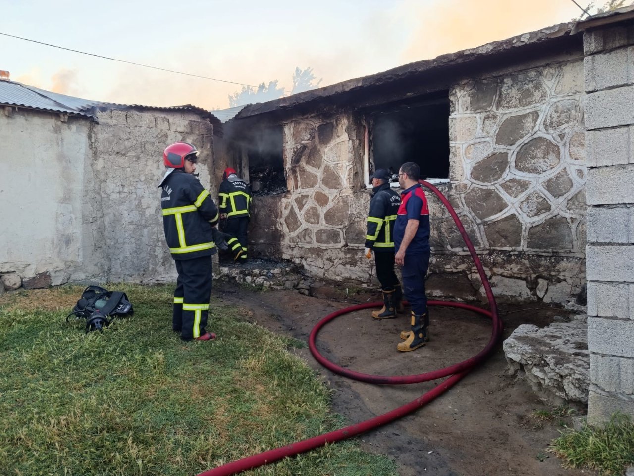 6 kilometre uzaktan fark etti! Bitlis'te tır sürücüsü 22 kişilik aileyi alevlerin arasından kurtardı