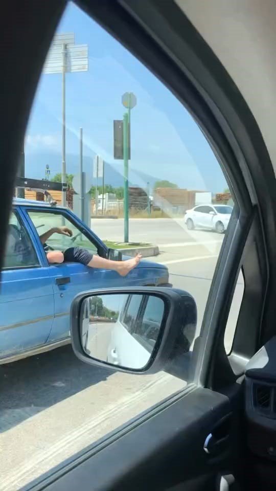 Ayağını camdan çıkardı, arabası kadar ceza yedi! Trafikte tehlikeli hareketin faturası ağır oldu