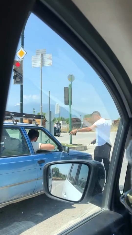 Ayağını camdan çıkardı, arabası kadar ceza yedi! Trafikte tehlikeli hareketin faturası ağır oldu