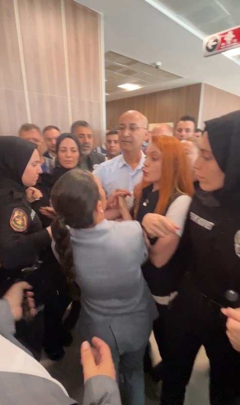 Bursada Mustafa Bozbey davası öncesi adliyede gerginlik! CHP’li vekil polise zorluk çıkardı