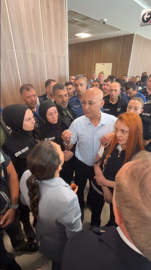 Bursada Mustafa Bozbey davası öncesi adliyede gerginlik! CHP’li vekil polise zorluk çıkardı