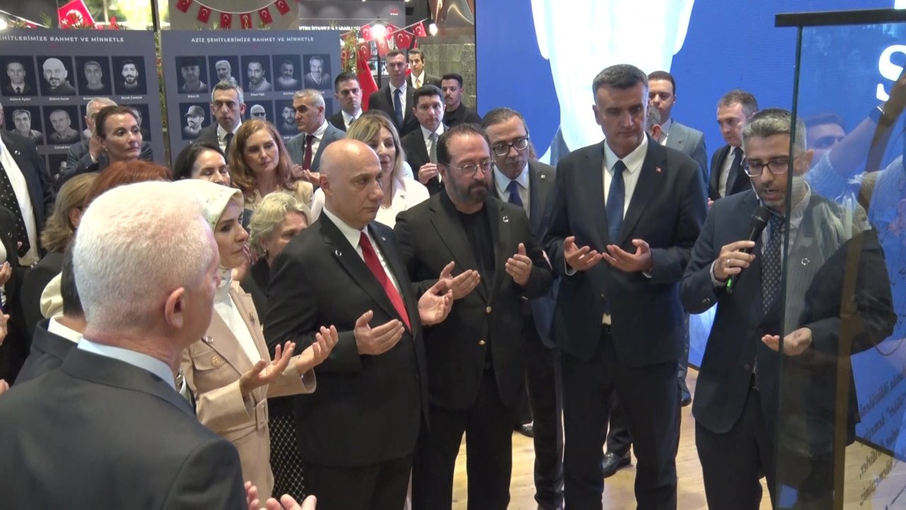 “İrade Bizim, Zafer Bizim” sergisi ziyaretçileriyle buluştu