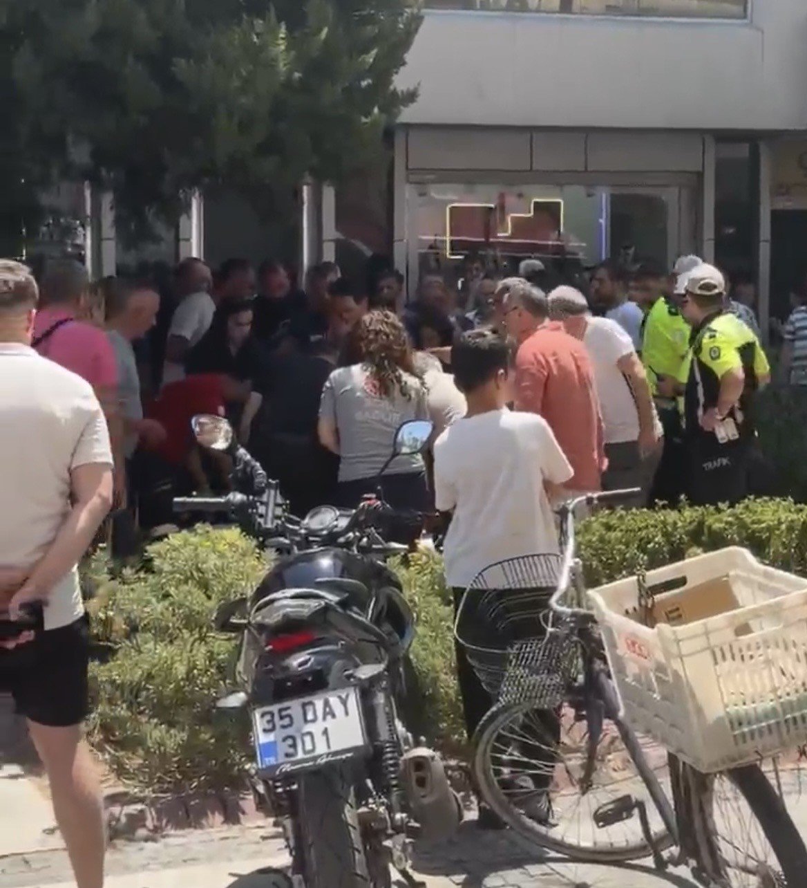 İzmirde sokak ortasında dehşet! Silah çekti, yaraladı, kaçarken trafik polisine yakalandı