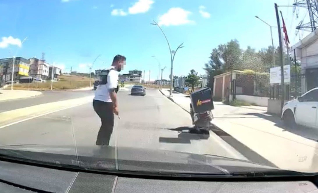 ‘Telefonla oymana’ dedi, dehşeti yaşadı! Trafikte tornavidalı saldırı girişimi kamerada