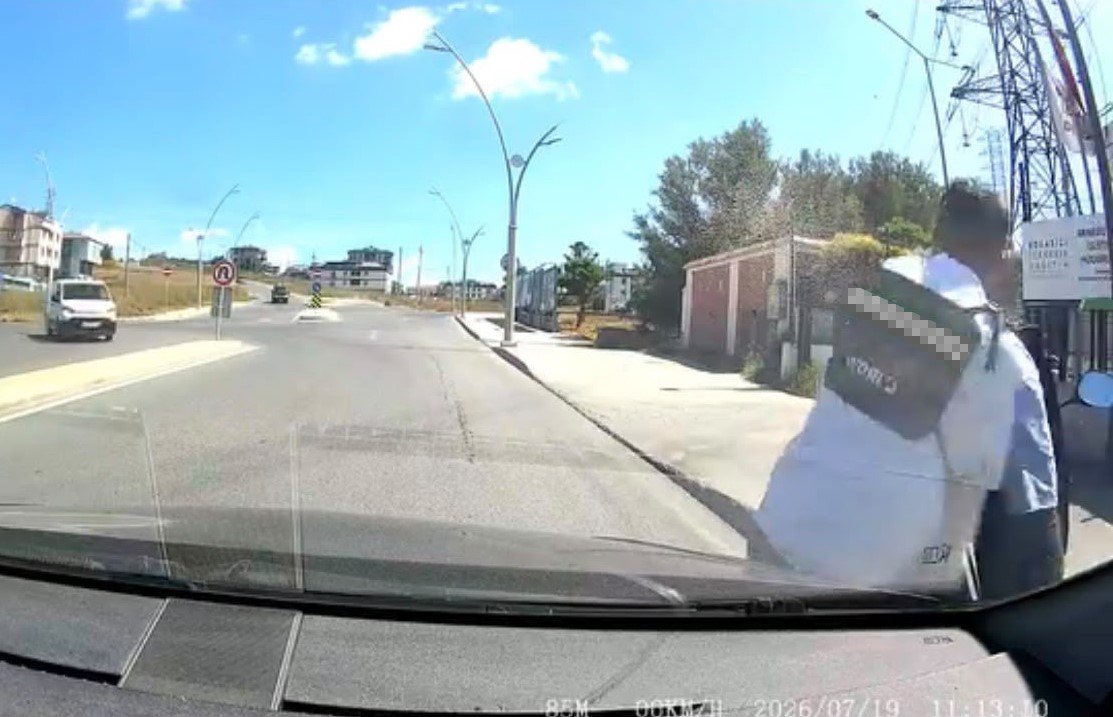 ‘Telefonla oymana’ dedi, dehşeti yaşadı! Trafikte tornavidalı saldırı girişimi kamerada