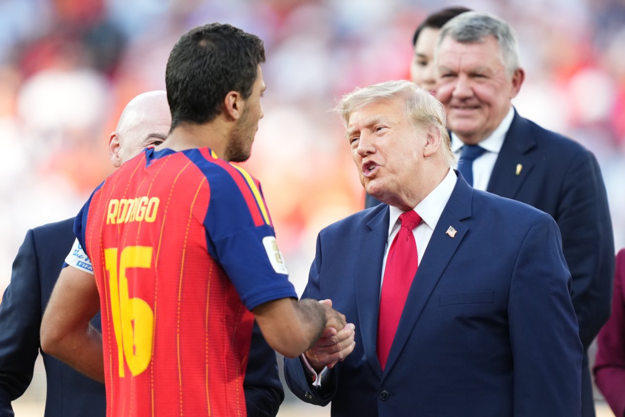 Turnuvanın en iyi oyucnusuna verilen Altın Top ödülünün sakibi Rodri ve Donald Trump