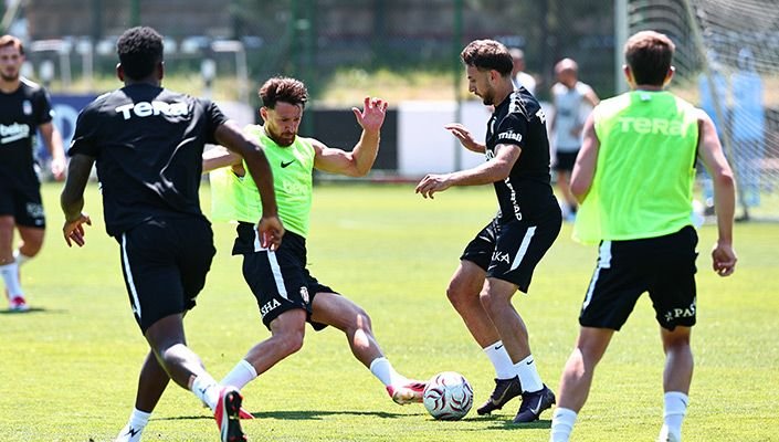 Siyah-beyazlı takım, FC Midtjylland ile oynayacağı maçın hazırlıklarını Nevzat Demir Tesisleri’nde sürdürüyor. (Fotoğraf: Beşiktaş resmi)