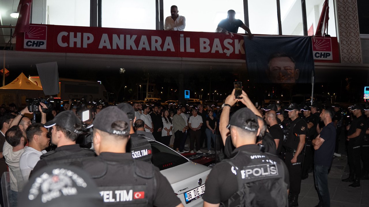 CHP Ankara'da olaylı gece! Yeni il başkanı ile partililer birbirine girdi