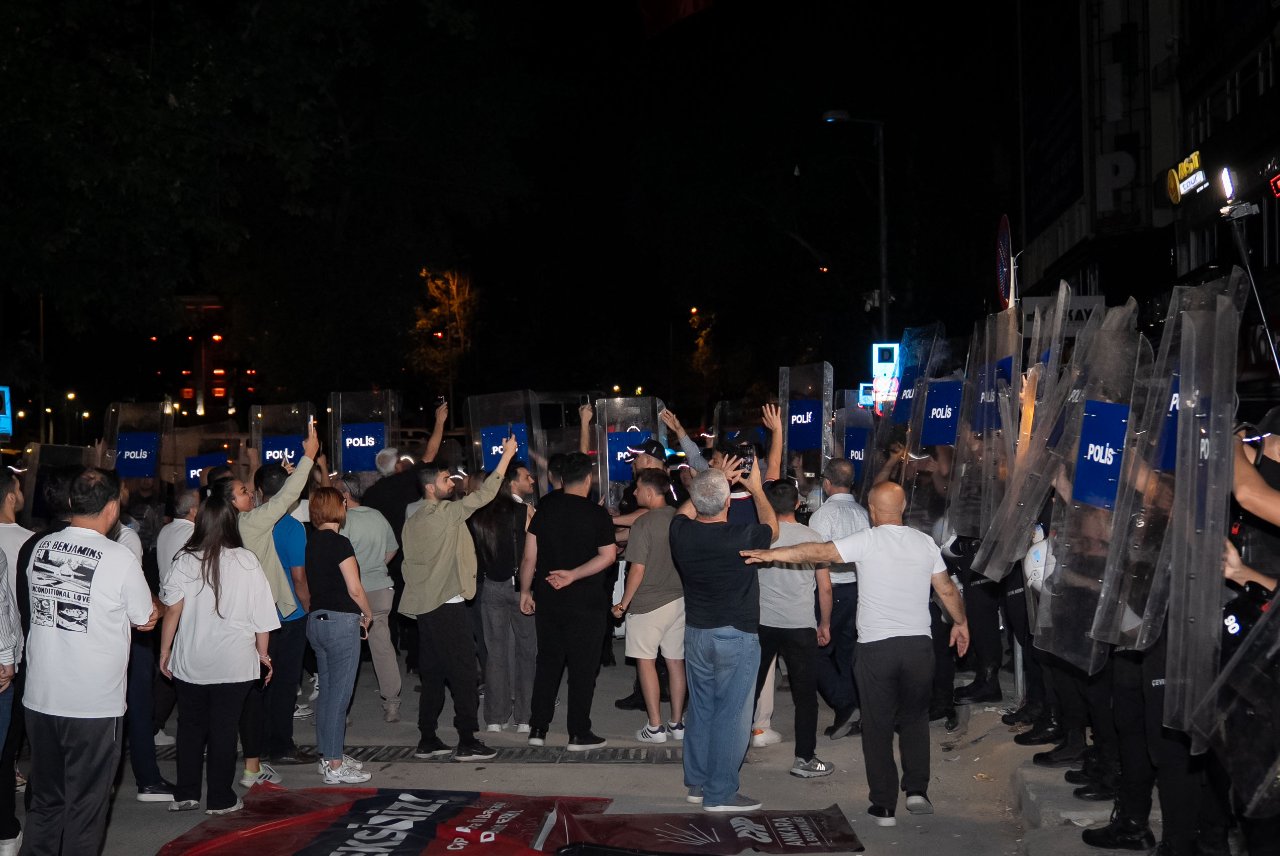 CHP Ankara'da olaylı gece! Yeni il başkanı ile partililer birbirine girdi