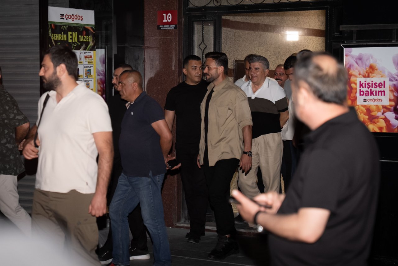 CHP Ankara'da olaylı gece! Yeni il başkanı ile partililer birbirine girdi