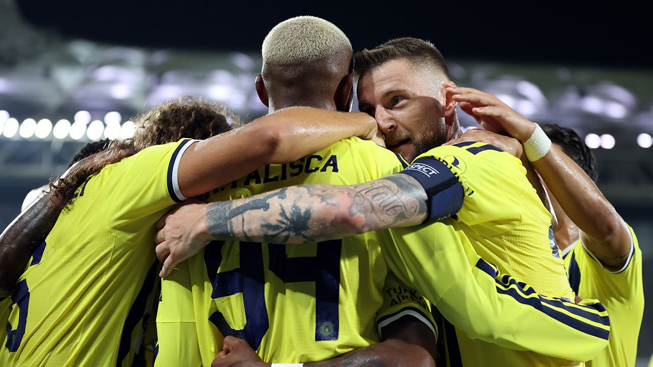 Fenerbahçe tek golle avantajı aldı! Talisca frikikten avladı