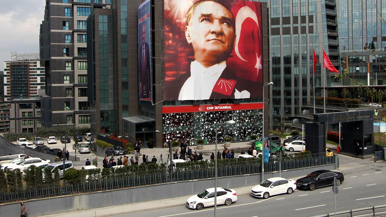 Gürsel Tekin zehir zemberek sözlerle duyurdu: CHP İstanbul'da 7 ilçe yönetimi görevden alındı!