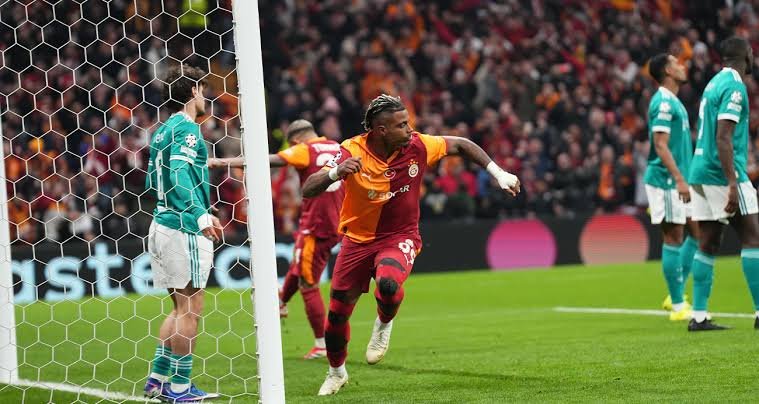 Gabonlu oyuncu, merkez orta saha dışında stoper bölgesinde de görev alabiliyor.