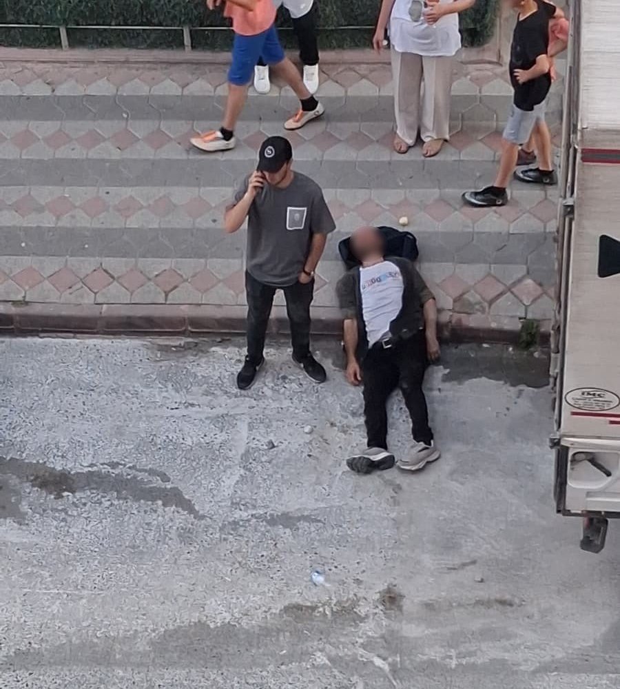 Kafasını defalarca kamyonetin kasasına vurdu! Bilincini kaybetti