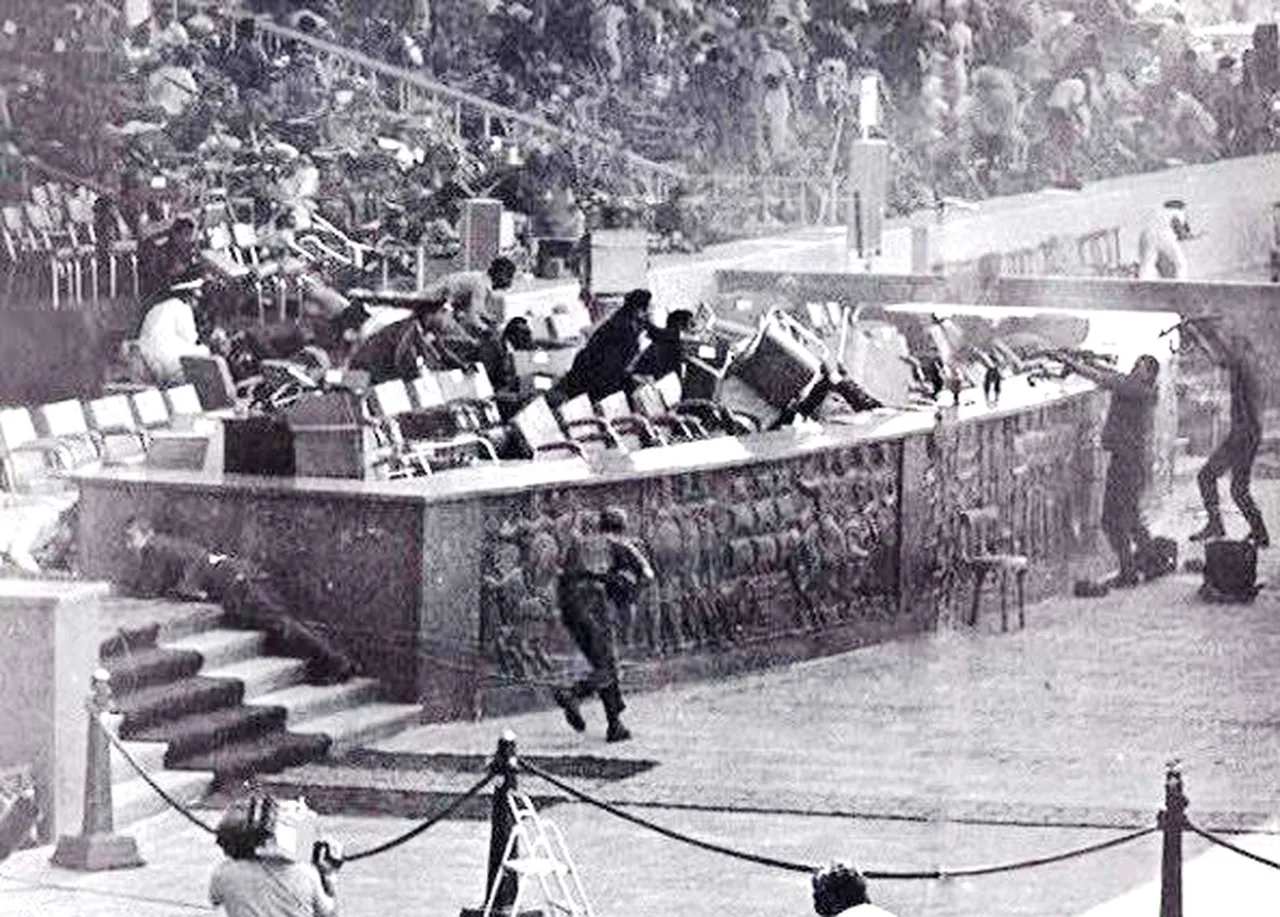 Mısır Cumhurbaşkanı Enver Sedat, 6 Ekim 1981’de Kahire’de düzenlenen bir askeri geçit töreni sırasında suikast sonucu öldürüldü. FETÖ aynı senaryoyu defalarca Erdoğan için de uygulamayı denedi ancak istihbari verilerle bu planlar başarılı olamadı.