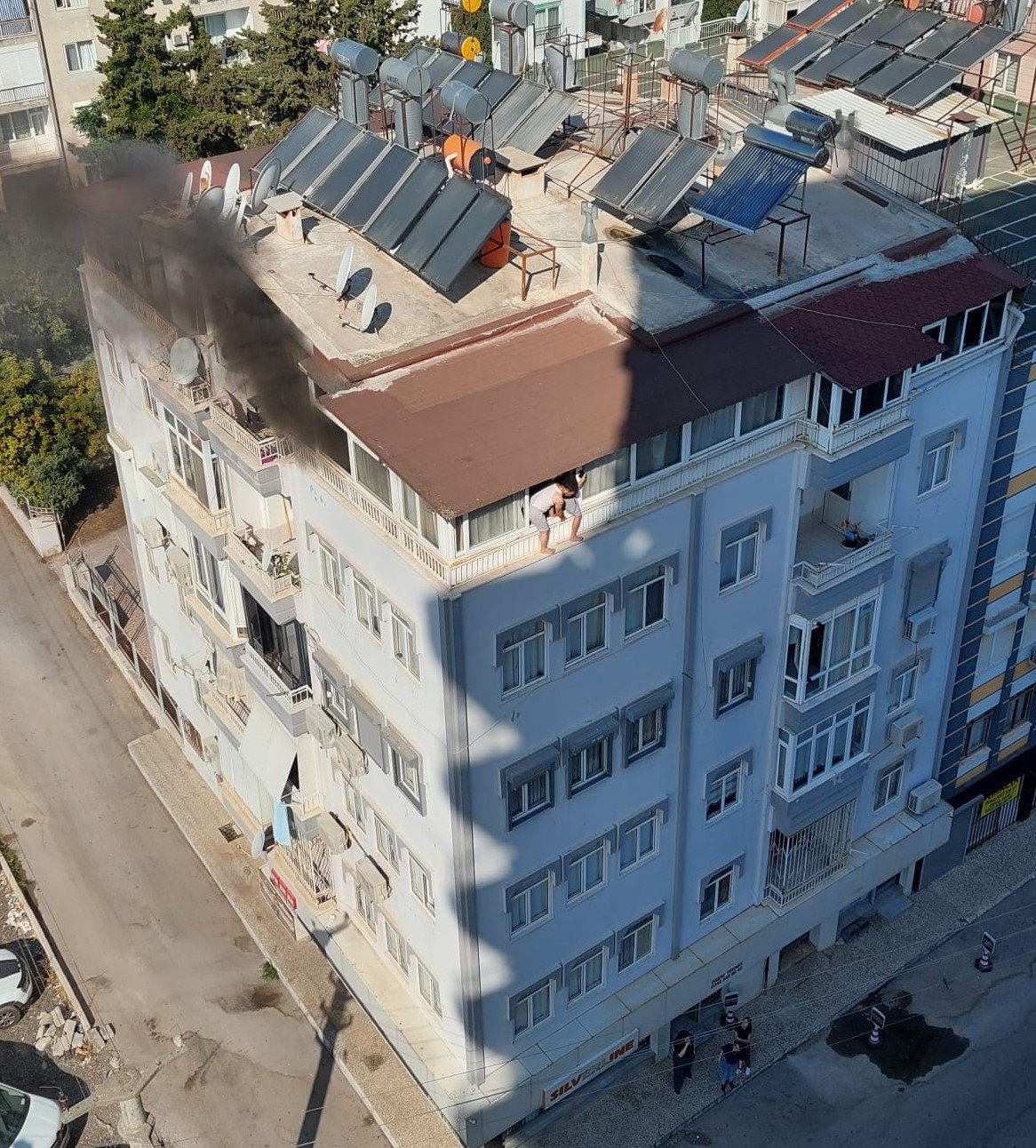 Korku dolu bekleyiş! Alevlerden kaçmak için pencereden aşağı sarktılar: Antalyada yangın paniği