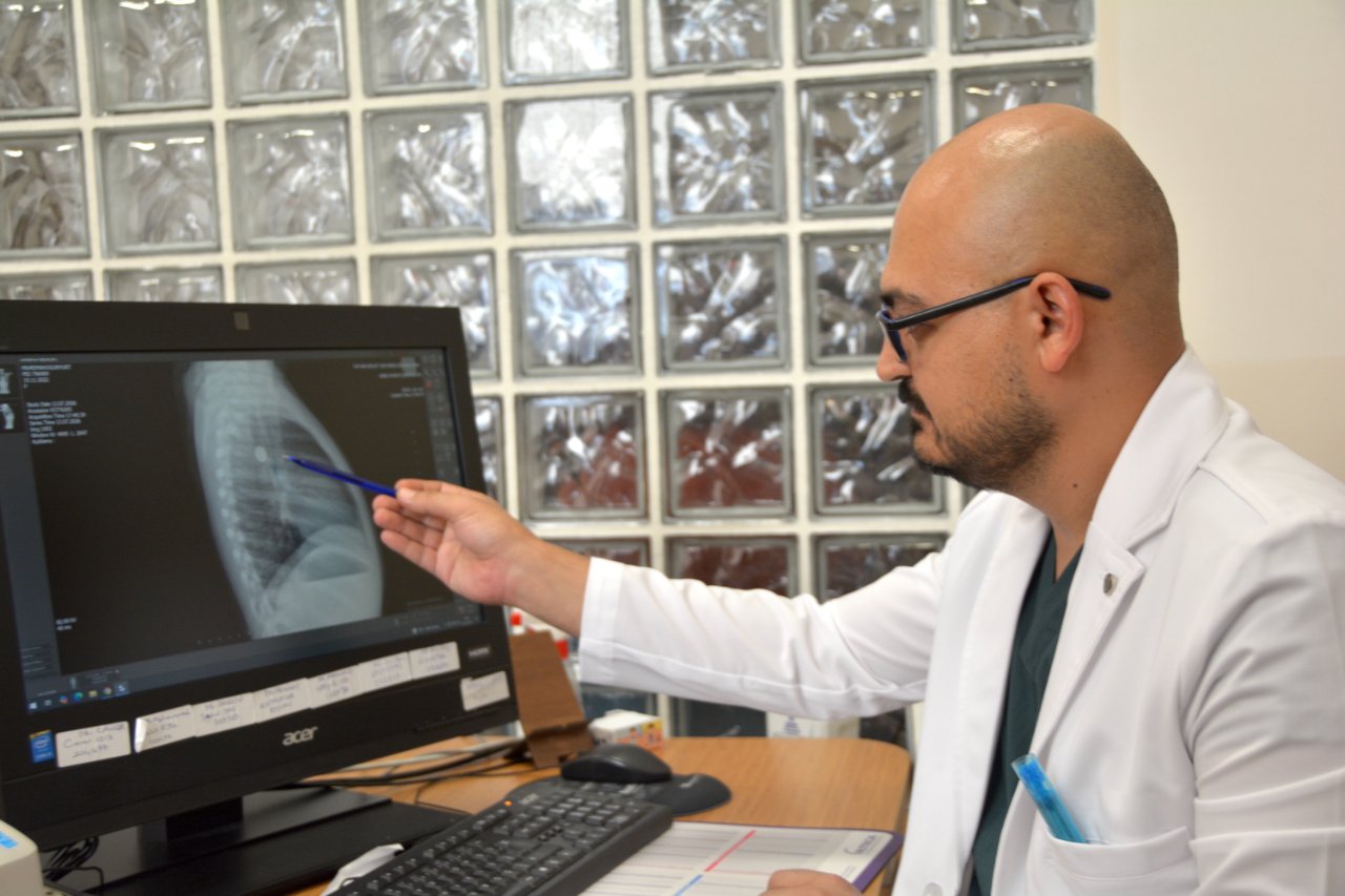 Saat pili yutan çocuğa tam zamanında müdahale! Doktor, aileleri uyardı