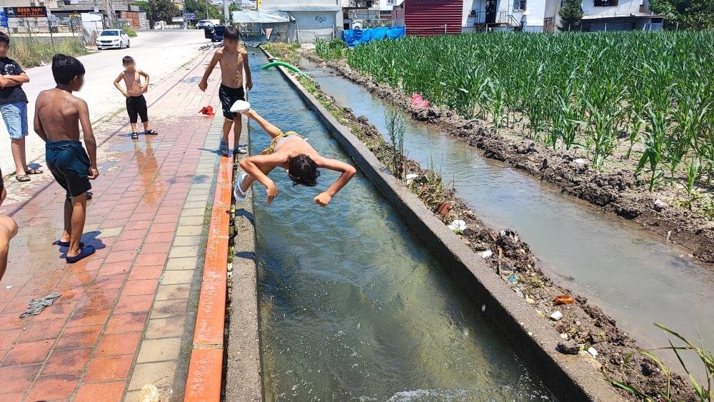 Adana'da kaldırımlar plaja döndü! "Burası daha az tehlikeli" deyip oraya koştular!
