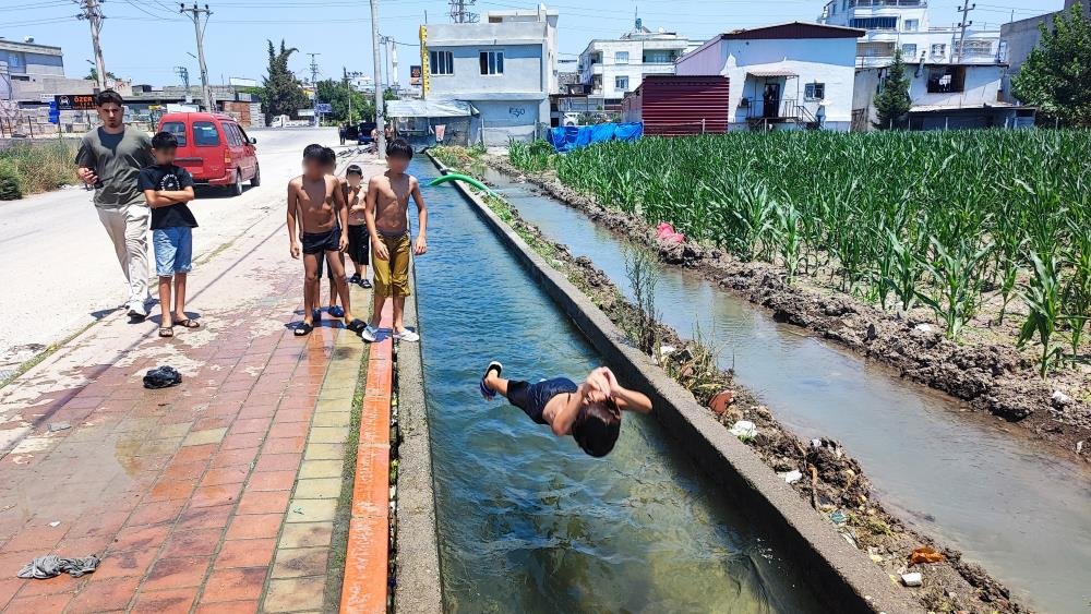 Adana'da kaldırımlar plaja döndü! "Burası daha az tehlikeli" deyip oraya koştular!