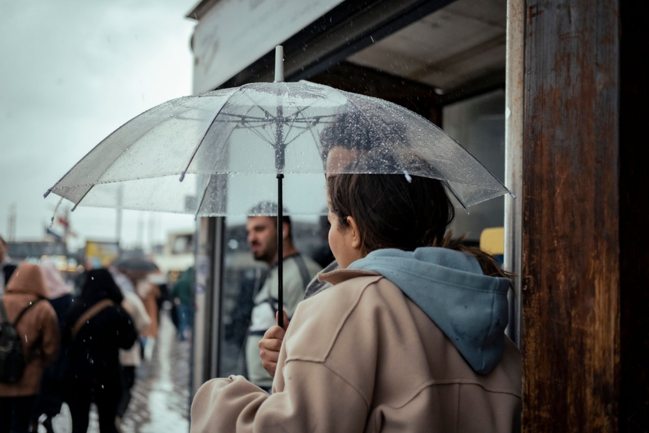 AKOM ve Meteoroloji’den peş peşe uyarı! Harita kırmızıya döndü, sıcaklık 10 derece birden düşecek: Sağanak gitmeden geri döndü