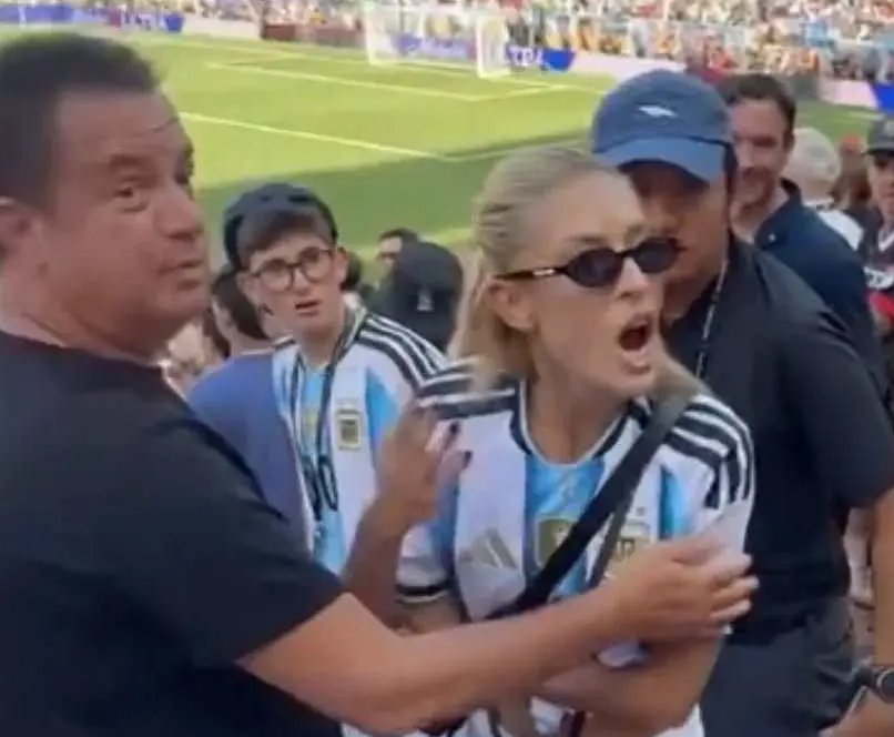 Ayça Çağla Ilıcalı'nın, tribünde taraftara tepki gösterdiği an.