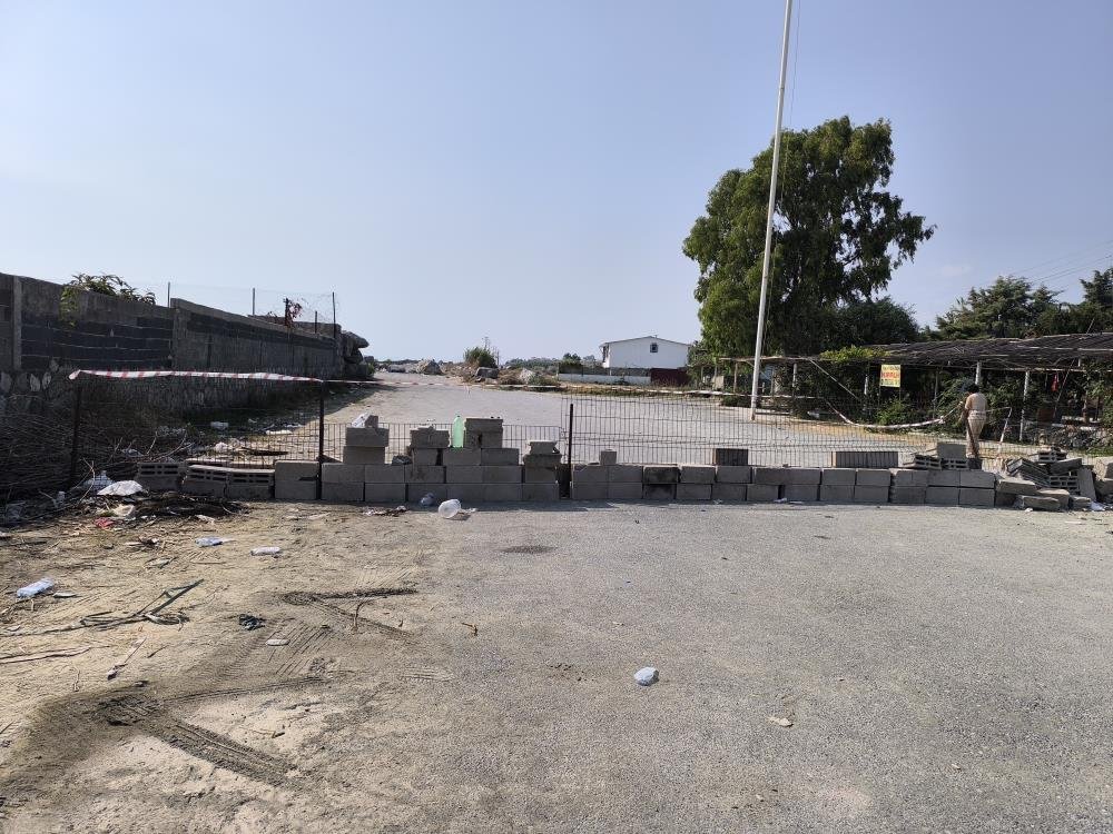 Belediye ruhsat vermeyince rest çekti! Sahil yoluna duvar ördü
