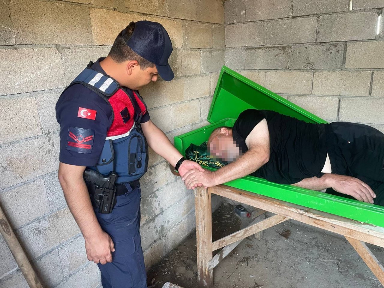 Bir ilçe şaşkın! Günlerdir aranan adam tabutun içinden çıktı