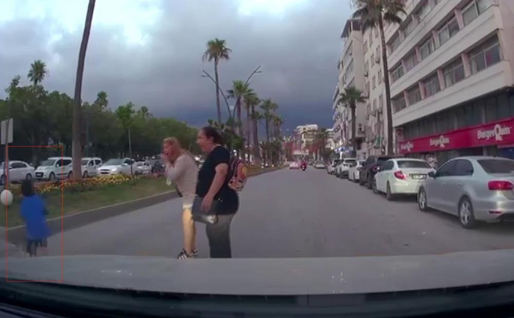 Hatay'da feci kaza kamerada! Motosikletli, küçük çocuğa çarptı