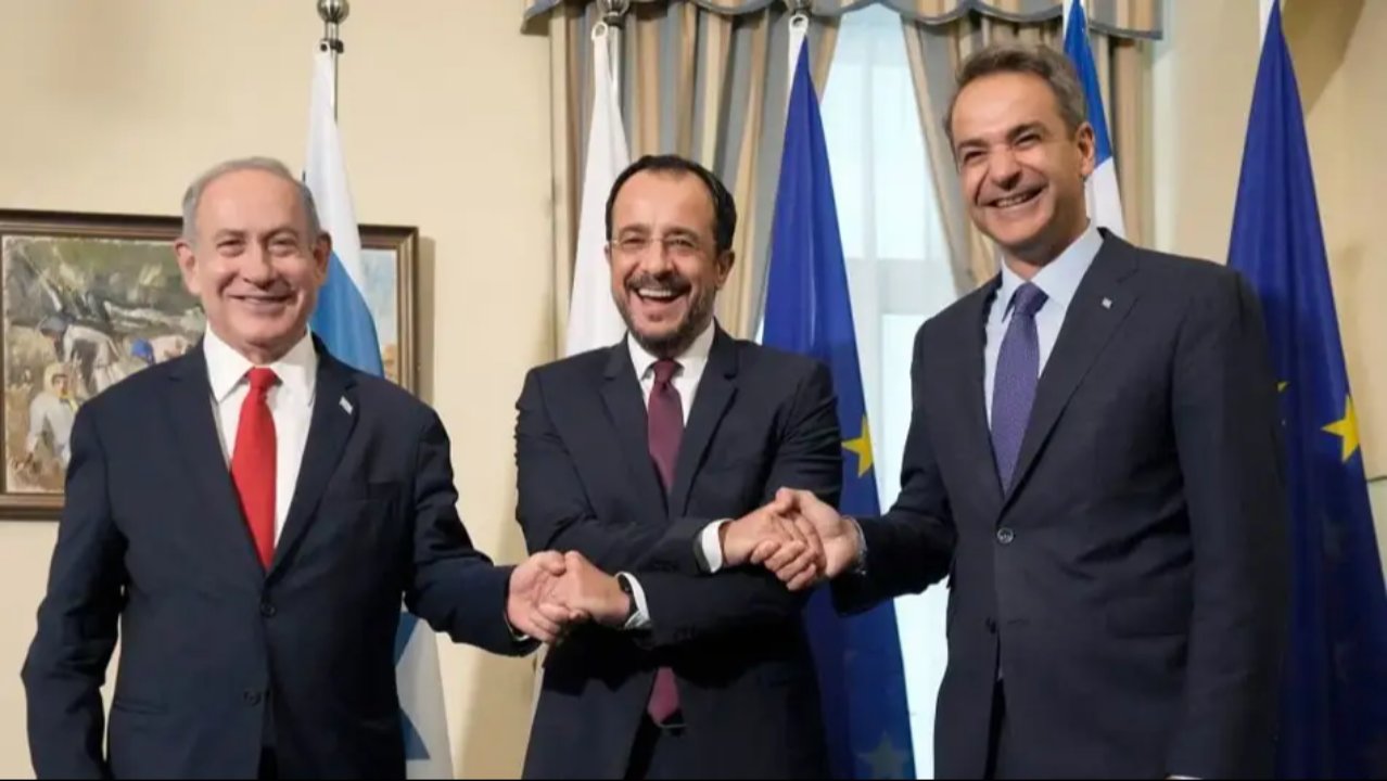 İsrail istihbaratı Rum liderin başını yaktı! 26 saatlik gizli kaset savcılıkta!