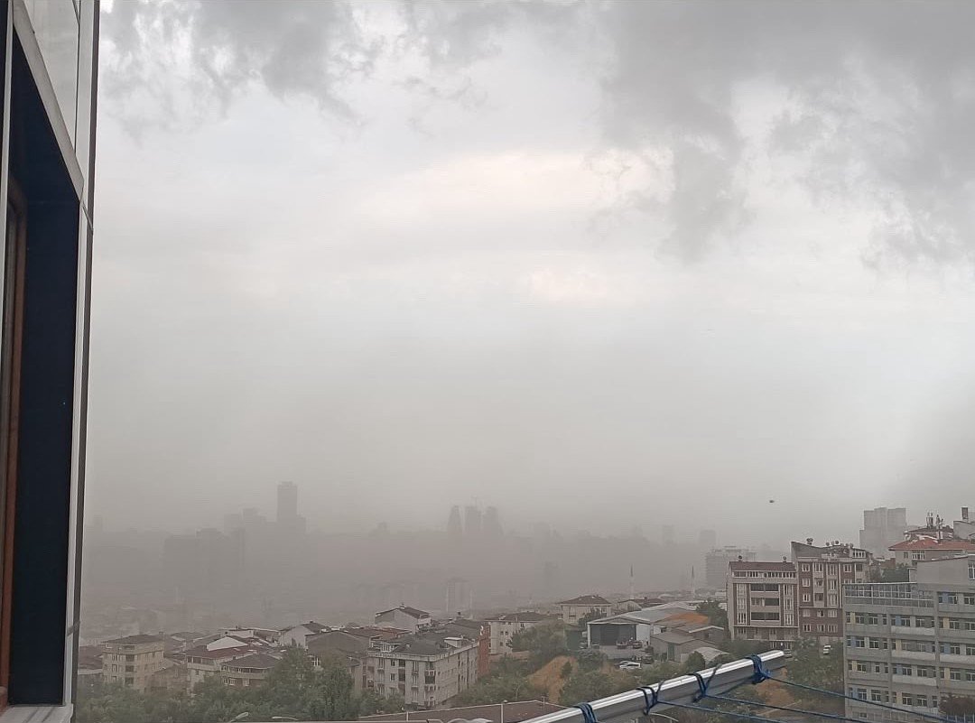 İstanbul'u fırtına vurdu! Ağaçlar devrildi, çatılar uçtu