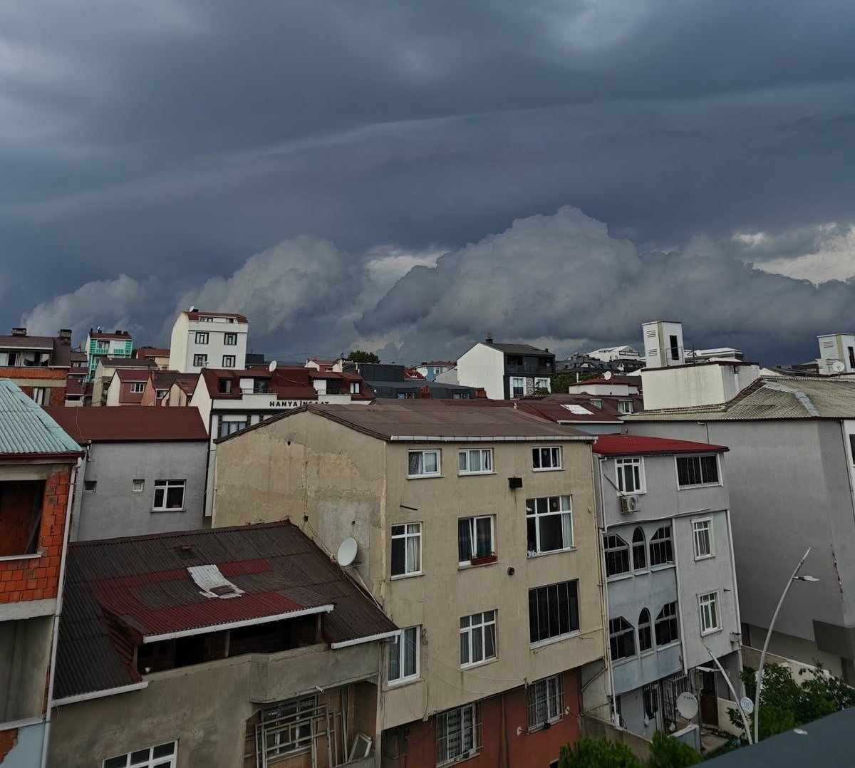İstanbul'u fırtına vurdu! Ağaçlar devrildi, çatılar uçtu