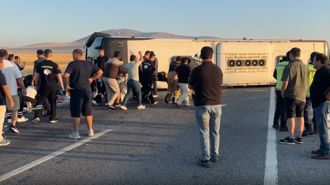 Kütahya'da yolcu otobüsü bariyerlere çarpıp devrildi! Çok sayıda yaralı var